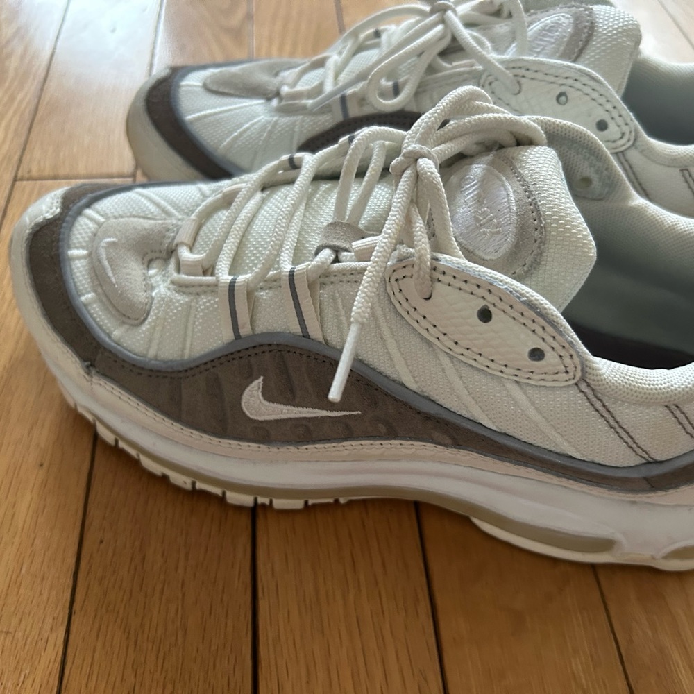 VGC Nike White and Gray Airmax men’s Sneakers in SZ 8!!